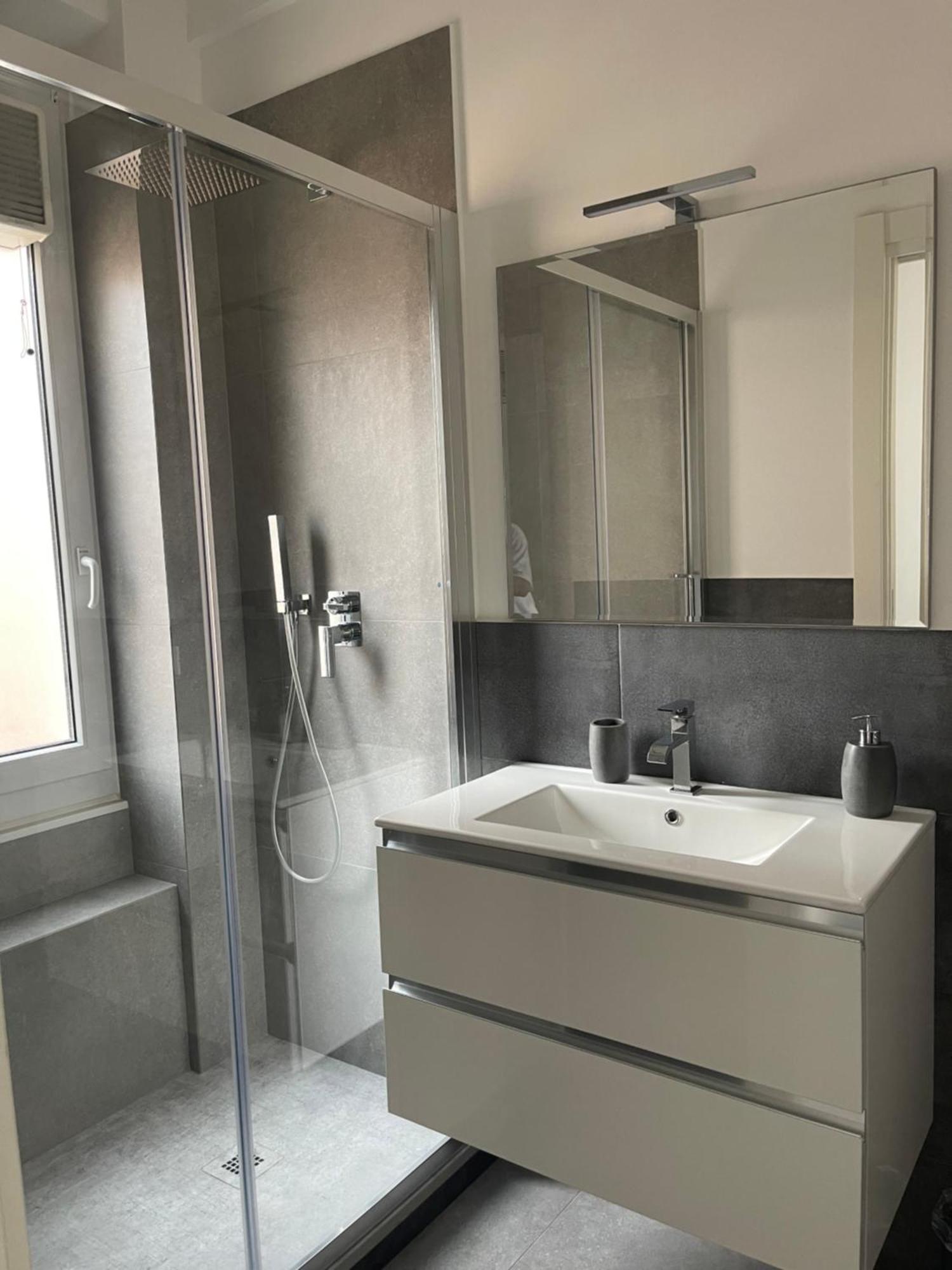 Deluxe Apartment Self Check In Parking Генуа Екстериор снимка